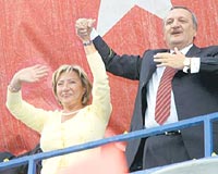 DYP Genel Bakan Mehmet Aar, Kayseride ei Emel Aar ile el ele tutuarak halk selamlad.