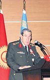 BÜYÜKANIT SERT KONUŞTU Kara Kuvvetleri Komutanı Orgeneral Yaşar Büyükanıt, Kara Harp Okulunun 2005- 2006 öğretim yılı açılış töreninde sert bir konuşma yaptı.