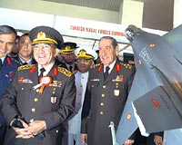 Genelkurmay Bakan Orgeneral Hilmi zkk ile Kara Kuvvetleri Komutan Orgeneral Yaar Bykant Ankarada dzenlenen DEF-05 fuarn birlikte gezdi.