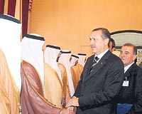 TÜRKİYEDEKİ YATIRIM ORTAMINI TAKİP EDİN...  Başbakan, Birleşik Arap Emirliklerinde Arap işadamlarına özelleştirme ihaleleri konusunda açık çağrı yaptı. Erdoğan Sizleri Türkiyedeki yatırım ve iş ortamını özellikle takip etmeye ve ilgilenmeye davet ediyorum dedi.