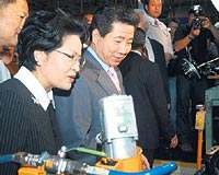 Kore Cumhurbakan Roh Moo Hyun Hyundai Assann zmit tesislerini ziyaret etmiti.