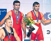 LK MADALYA NAZMݒDEN.... 84 kiloda Nazmi Avluca grekoromende bronz kazand. Bu ilk madalyamz oldu. Avluca, Ukraynal Daragonu 2-0 yendi. 74 kiloda eyrek final manda hakeme tepki gsteren ve reklam panolarn tekmeleyen Mahmut Atalay ise diskalifiye edildi.