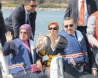 Erdoğan, eşi Emine Erdoğan, Melih Gökçek, Gökçekin eşi Nevin Gökçekle birlikte tekne ile kısa bir gezinti yaptı.