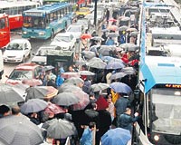 Yol yapım çalışmalarının felç ettiği trafikle boğuşan İstanbullular, bugün bir yandan sağanak yağışın yol açtığı sel tehlikesi, diğer yandan kapanan yolların trafik sıkışıklığıyla karşı karşıya kalacak.