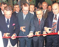 Rahmi Koç (solda) Ramstoreun açılışını Üsküp Belediye Başkanı Kostovski ve Üsküp Büyükelçisi Mehmet Taşer ile birlikte yaptı.