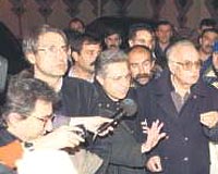 DÜNYA İKİSİNİ DE İYİ TANIYOR... Yaşar Kemal ve Orhan Pamuk 1996da cezaevlerindeki ölüm oruçlarının sona erdirilmesi için birlikte devreye girmişti...