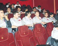 SNEMA KEYF..   dman sonras ay-yldzl oyuncular, sinemaya giderek Cindrella Man adl filmi izleyip, gnn stresini attlar.