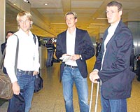 KLOSE DE GELMED... Almanya Milli Takm dn geldi. Ballacktan sonra Klose de grip nedeniyle stanbul kadrosunda yer almad. Podolski ve Hutun oynamalar da zor grnyor. Eksikler yznden mit Milli Takm ile Gallere gitmeye hazrlanan Mike Hanke, son anda A Takma alnd ve stanbula geldi.