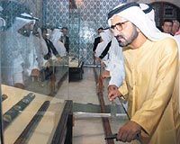 Dubai Veliaht Prensi eyh Muhammed Bin Rait el Maktum, Kutsal Emanetler blmyle yakndan ilgilendi. Maktum ile beraberindeki heyetin gezisi, Topkap Saray Mzesini ziyaret eden turistlerin de ok byk ilgisini ekti.