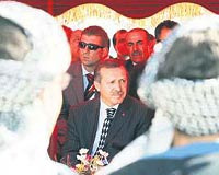 VİYANA FATİHİ DİYE KARŞILANDI Siirtte Viyana fatihi pankartıyla karşılanan Başbakan Erdoğan, Avrupa Birliği ve yabancı sermaye konusunda keskin mesajlar verdi. 