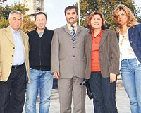 DOLMABAHE HATIRASI Nuri ahinin ailesi ve gen yldzn menajeri Kazm Avc, Dolmabahede arkadamz Deniz Derinsuya konutular.