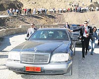 İLK GEÇİŞİ YAPTI Başbakan Erdoğan yolun açılışını yaptıktan sonra, makam aracını kullanarak yoldan geçti. 