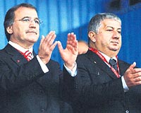 Bakan Mehmet Ali ahin ve bakan Bakc galibiyeti Milli Takm ayakta alklayarak kutlad.