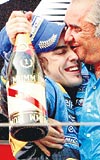 PCEEMM!.... F-1 Renaultnun 1numaral ismi Briatore,Alonsoyu byle kutlad.
