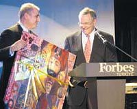 Tekda, Steve Forbese ressam smail Acarn Forbes Trkiyenin ilk says iin hazrlad Sultanlar kompozisyonu adl tabloyu hediye etti.