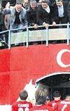 VEKLLER MECLSTE! Denizli-Manisa manda sahaya pet ie atan Haim Oral ve Mardin- Antalya ma hakemine saldran Sleyman Blnmez meclisin de gndemine oturdu.