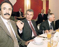 L BAKANLARI VE MLLETVEKLLERNE FTAR...   CHP lideri Baykal, Ankarada toplad il bakanlar, milletvekilleri ve parti yneticilerine iftar yemei verdi. 