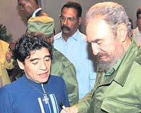 Castro, hayran Maradona iin fotoraflarn imzalad