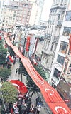 Beyolu stiklal Caddesindeki Cumhuriyete Sayg Yry 600 metrelik Trk bayran altnda yapld.