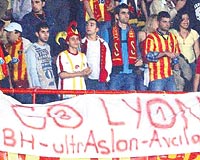 F.Bahe geen sezon Olympique Lyona yenilince, Galatasaray ve Beikta taraftarlar, sar-lacivertlilerle alay eden pankartlar hazrlamt.