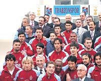BAYRAMLAALIM OCUKLAR..... Trabzonspor ynetim kurulu, teknik heyet ve futbolcular dn bayramlatlar. Oyuncularn keyifli hali, Genlerbirlii ma ncesi yneticilerin moralini ykseltti. Bakan Aktu, Kazanmak istiyoruz dedi...