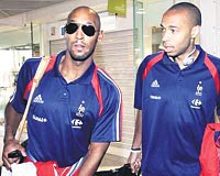 UEFA.COMDA MANET!..... Anelkann milli takma seilmesi, Avrupada byk yank uyandrd. UEFA da haberi kendi sitesinden duyurdu. Bu arada Anelka, bugn Kostarika manda Thierry Henry ile birlikte forvette forma giyecek...