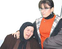 ANNE, YREK DALADI... Mehmet Ali Aksoyun annesi Elif Pasin (ortada) olunun yaralandn duyar duymaz Elbistandan geldi. Aksoyun Tarabyada 80 yandaki babaannesi Hatun Aksoy ile birlikte yaad, zel bir dershanede ngilizce dersi verdii ve yaknda Tarsusa tanaca renildi.