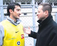 AVRUPALI SERHAT.... Futbol kariyerini Anderlechtte srdren Serhat, arkadamz Deniz Derinsuya konutu.