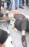 Urad saldr sonucu yere derek kalasn kran Mehmet Tunbilek, ambulans beklerken olayn okunu yayordu. 