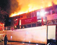 KIVILCIM KAFETERYADAN Başkentin hava ulaşımının kalbi olan Esenboğadaki yangın, kafetaryadan başlayıp bütün terminali sardı. Söndürme çalışmalarına 34 itfaiye aracı ve 57 personel katıldı.