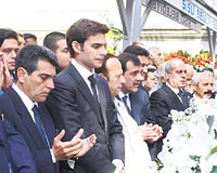 Mehmet Aslan Sacit Aslan Seluk Aslan Aslan kardeler, babalar Fahrettin Aslann cenazesinde nde saf tutmutu  