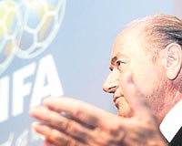RÜŞVETLE BAŞKAN!  1998 yılındaki seçimlerde yarışan Blatter, 18 Afrika ülkesine 100er bin dolar rüşvet verdi. Bu rüşvet olayını ortaya Somali Federasyonu Başkanı Hassan Ali çıkardı. Rüşvet de belgelendi... Ama tüm bu skandallara rağmen Sepp Blatter başkan oldu. 