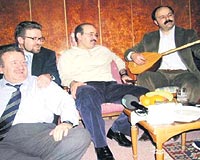 Milli Eitim Bakan Hseyin elik ile kardei Ramazan elikin (solda) isimleri de iddianamede geiyor.