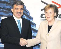 Dileri Bakan Gl ve mstakbel Almanya Babakan Merkel ile tokalat