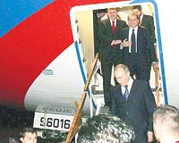 UAK KAPISINDA MUHABBET... Erdoan ve Berlusconi ilk nce Putinin daveti zerine lyuin- 96y gezdiler. Rus uandan sonra  lider talyan uana getiler... 