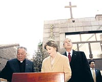 KİLİSE ZİYARETİNDE... Vatikanın Hıristiyanların dini özgürlüğü olmadığı, baskılara maruz kaldığı eleştirileri arasında Bushun yaptığı kilise ziyareti dikkat çekti.