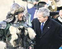 HELLO CENGİZ İlk sürpriz, Cengiz Han kıyafetli bir tiyatrocu oldu. ABD Başkanı Bush, Cengiz Hanın yanına gidip teröre karşı savaş konusunda iknaya çalıştı!