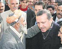 DEDE NE DEDİ?... Şemdinlili dede, Erdoğanın kulağına bir şeyler söyledi, ne dediğini soranlara ise yanıt vermedi. 
