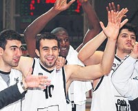 Beşiktaşlı oyuncular maç sonu ilk galibiyetlerini coşkuyla kutladılar.