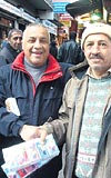Haluk Tin (solda) mendil satcs Hamza Aytara 100 YTL verdi.