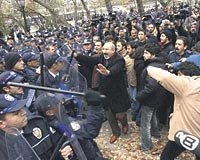 İstanbuldan 22 otobüsle gelen Eğitim-Sen üyeleri ile buluşmak için Güvenparka giren 300 öğretmen ve öğrenci burada polis çemberine alındı. Barikatın açılmasını isteyen grupla polis arasında kavga çıktı.