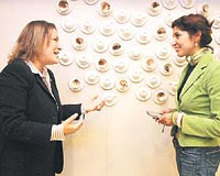 Gler Sabancnn yeni ofisinde duvar sanat Lerzan Hanmn Trkiye haritas grnmndeki kahve fincanlar almas sslyor.