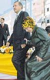 Erdoğan çifti, havaya atılan rengarenk konfetiler altından el ele geçti.