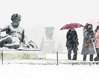 FRANSA BEYAZA BÜRÜNDÜ.... Yoğun kar yağışından nasibini alan ülkelerden biri olan Fransada ünlü Eyfel Kulesi ziyarete kapatıldı. 