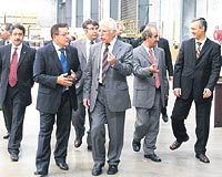 ÜÇ FABRİKA SAHİBİ... Mehmet Ali Karamemiş bugün Nu Door, Karaboard, ve Nuform adlı 3 fabrikanın sahibi... Başarılı işadamına ait Sydney�deki fabrikanın açılışını 2004 yılında Avustralya�da bulunan Meclis Başkanı Bülent Arınç yapmıştı.