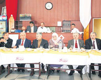 Ulaştırma Bakanı Binali Yıldırım, eşi Semiha Yıldırım, Samsun valisi Mustafa Demir, Belediye Başkanı ve milletvekilleriyle birlikte yemekteler.