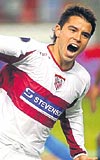 DUBLE YAPTI...   Arjantinli Javier Saviola, kaydettiği iki golle Sevillayı galibiyete taşıdı.