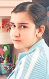 14 yandaki Selin, servis kazasnda len okul arkada Yiparn (solda) ansn canl tutmak iin evindeki odasnda zel bir ke hazrlad. 