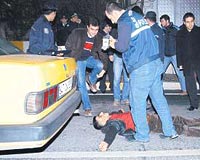 Taksi ofr Haluk Secayi Cimilli (solda) aracndan inerek kurtuldu. Polisle atan Serkan Ate yaral ele geirildi.