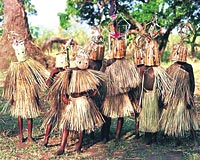 Tanzanyaya komu Malavide ilgin yresel kyafet ve adetler bulunuyor.